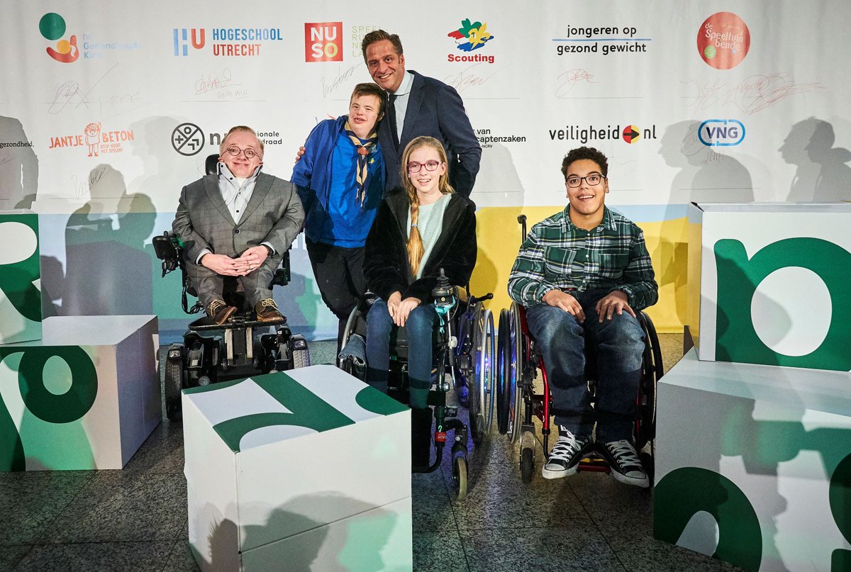 Gisteren is het speelakkoord ondertekend: alle kinderen moeten samen kunnen spelen! Vanuit #HU gaan we praktijkgericht onderzoek gericht op spelen uitvoeren en het belang van samen spelen een goede plek geven binnen ons onderwijs. #gezondenduurzaamleven <a href="/BloemenManon/">Manon Bloemen</a> <a href="/CyrilleKrul/">Cyrille Krul</a>