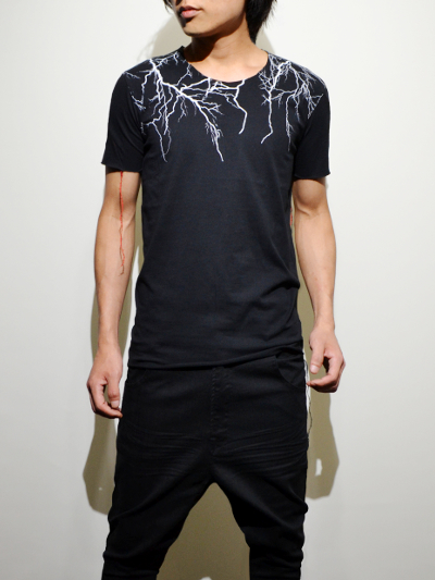 HarajukuVillage's tweet photo. GACKTさん@『GG EXPRESS Vol.44』
インナーTシャツ
【gene par YUKIO MISHIBA】The Rays Tee　別カラーBlack
https://t.co/obvS2WW3jm
size：46
price：￥8,800+Tax
コチラもラスト1点⚡
#GACKT さん
#GGEXPRESS https://t.co/L8PCmNUctz