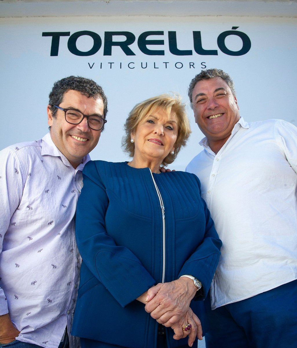 Avui felicitem a l’Ernestina Torelló, qui amb esforç i passió ha tirant endavant el negoci vitivinícola familiar, fent-se lloc en un món dominat per homes. Ella, 22a generació de Torelló, fa avui 77 anys, i amb la mateixa il·lusió que el primer dia. Moltes felicitats Ernestina!🎂