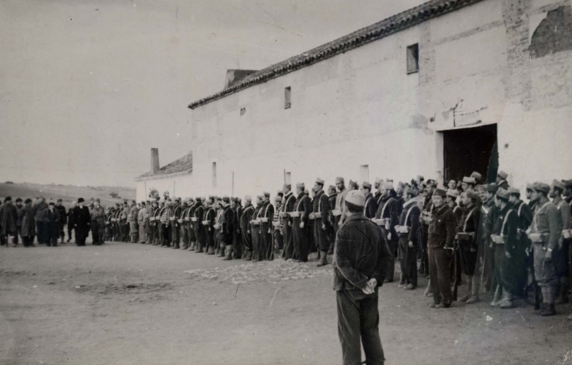 Guerra_Civil_'s tweet photo. Miembros de la "Columna fantasma" formando en Tembleque (Toledo). Esta unidad, de origen valenciano, estaba formada en su mayoría por Guardias Civiles y anarquistas de Valencia. En un primer momento se les conocía como "Columna Uribarri". https://t.co/EZg4FQdWym