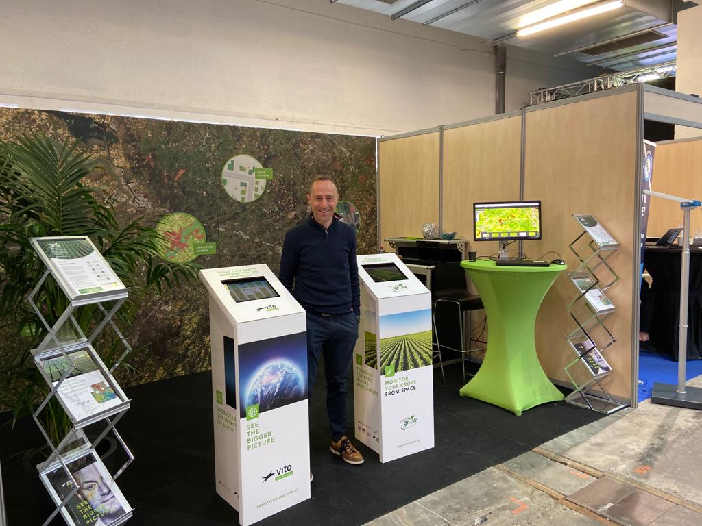 VITO_RS_'s tweet photo. ✔️Het landbouwlandschap in kaart dankzij #cropmap
✔️Of de groei en gezondheid van gewassen opvolgen via #watchITgrow
✔️En drones inzetten voor phenotypering met #mapEO

Ontdek het deze week op @Agribex 

@J_decloedt @DriesRaymaekers @romaincools @kristofvt  @VITObelgium https://t.co/1z8KLJOWIQ