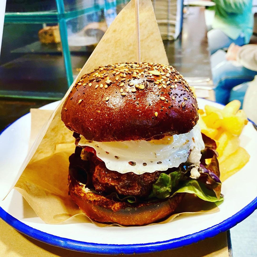 Aunque no haya nada que celebrar, hoy nos vamos a dar un buen capricho 🙌.

Nuestras burgers 🍔 están hechas con ingredientes naturales y saludables de nuestra tierra leonesa 🦁.

A nosotros ya se nos está haciendo la boca agua y a ti? 🤤

#tribecaleon #leónEsp #foodporn