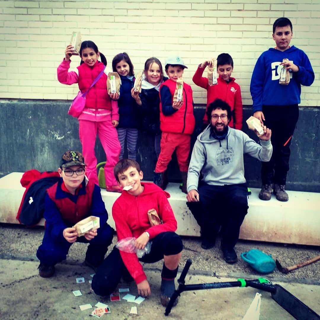 ¡¡Celebramos el premio "Campo" de La Rioja!! y con quién mejor que con ellos! ¡Hortelanos de mucho nivel!
Gracias a Alfonso de @cumpanis_panaderia_ecologica por elaborar galletas artesanas tan ricas.  ¡Les han chiflado! Merienda saludable y nutritiva. #LaRioja #Préjano #eco
