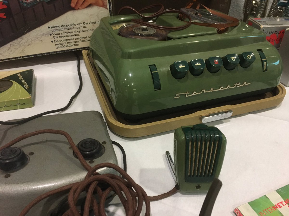 HenriKool's tweet image. Vanmiddag oploop over de democratische duiding van data #dedudata2019 in Huis @ProvUtrecht. Met attributen die de snelheid van de #digitaletransformatie illustreren.