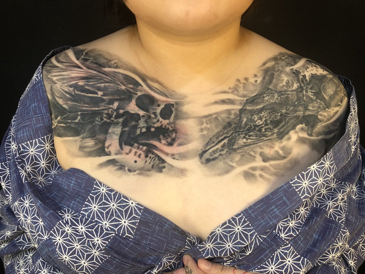 양쪽 완성^^ 수고하셨습니다~~ #타투 #윤나타투 #yoonnata2 #커버업 #커버업타투 #가슴타투 #쇄골타투 #블랙앤그레이  #블랙앤그레이타투 #블그 #블그타투 #blackandgrey #blackandgreytattoo #여자타투이스트