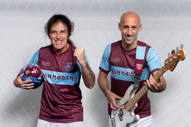 lequipe's tweet photo. West Ham dévoile un maillot en collaboration avec Iron Maiden https://t.co/QGJMYf51Vt https://t.co/yvPaIEwbwi