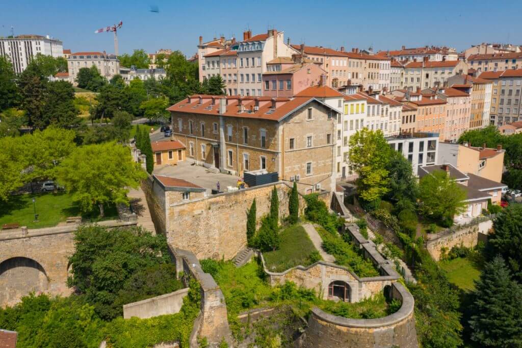 pelodu120's tweet photo. Le fort Saint Laurent, caserne militaire construite après 1831 pour la surveillance de la Croix-Rousse. Ce bâtiment est toujours propriété de l'armée. https://t.co/TtsSFWSDPa