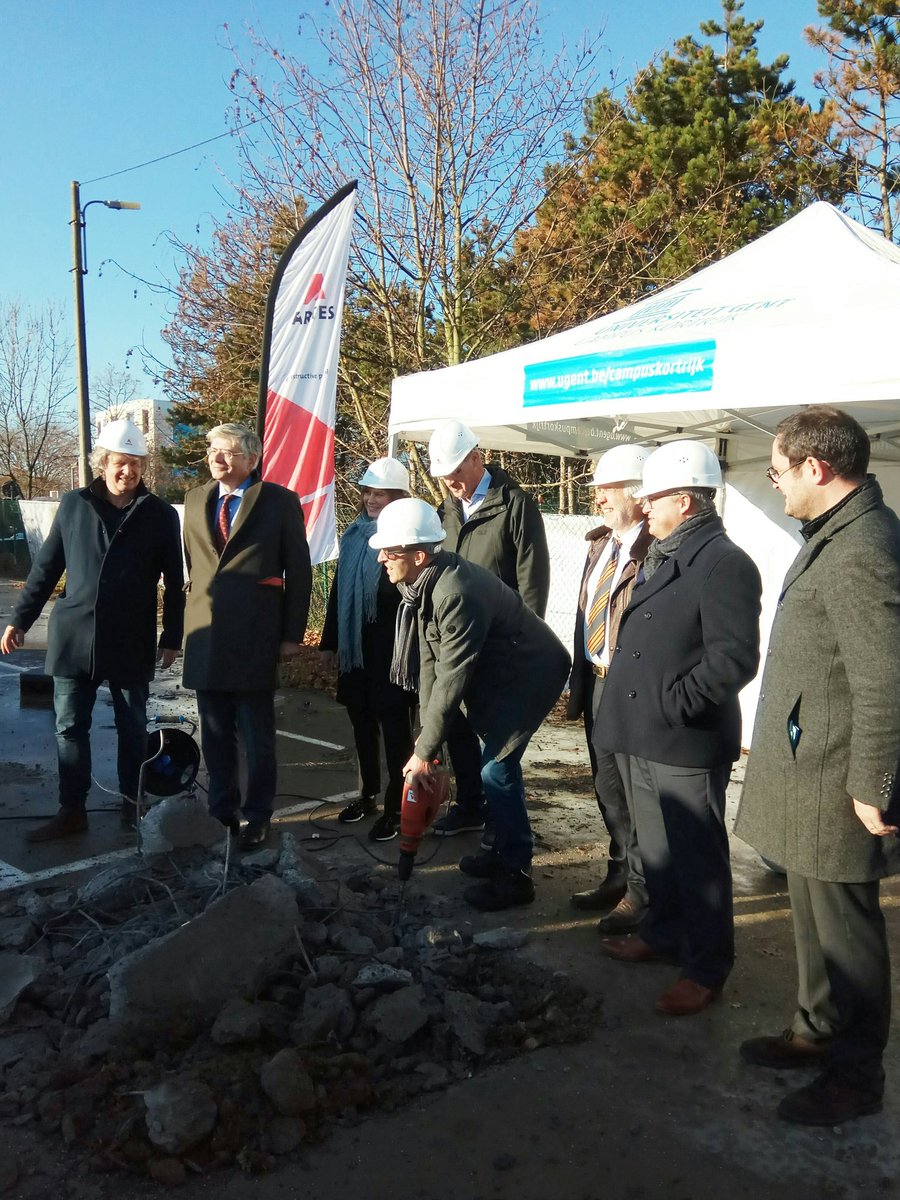 ugent's tweet image. Rector @rvdwalle breekt de beton op voor VEG-i-TEC in Kortrijk. In dit nieuwe &apos;levend lab&apos; zullen bedrijven vanaf eind 2020 onderzoek en tests laten uitvoeren naar duurzamere en innovatieve productieprocessen. ugent.be/veg-i-tec #ugent #ugentcampuskortrijk #VEGiTEC