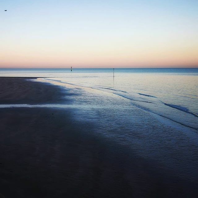 WalkingAdam1's tweet photo. The walk from the car to work.... #margate #turnermargate #turnerprize #walk #hike #sea #seascape #dawn #horizon #sailing #seisbest #visitthanet #visitmargate #kent #northsea #thamesestuary #beach #winter #autumn #fall #osmaps #ramblersgb #commute #commuterlife https://t.co/qMsNtPeiwn