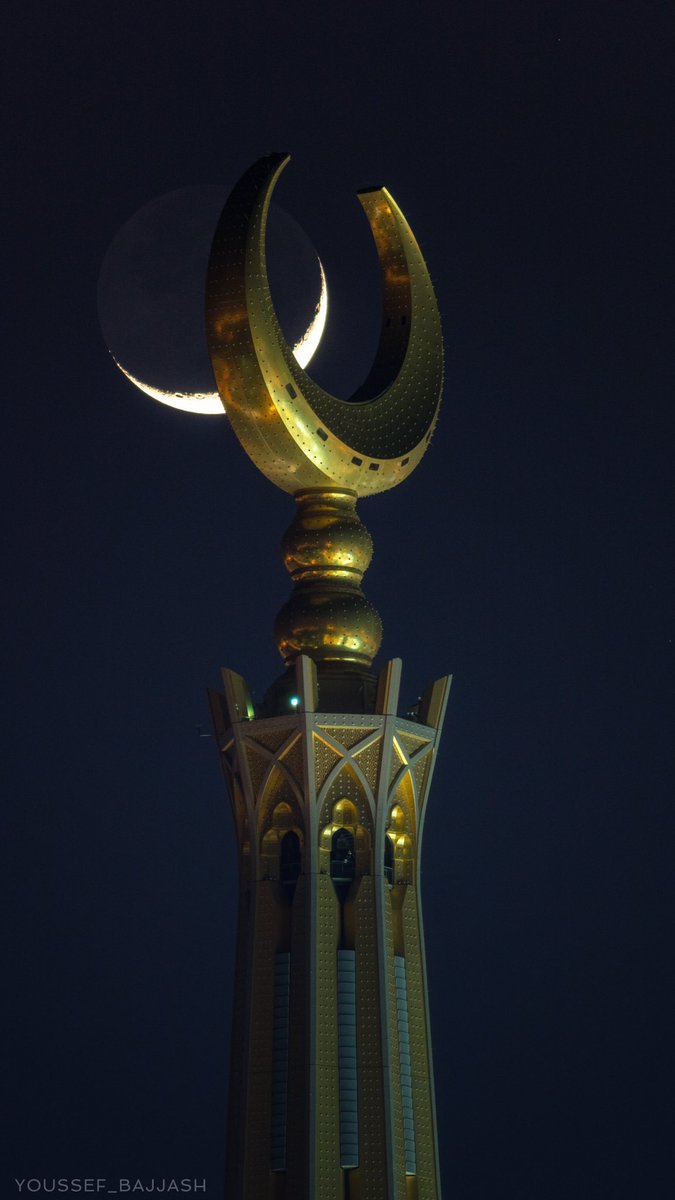 TopSaudiNews2's tweet photo. صور جمالية توثق هلال شهر ربيع الثاني وهو يعانق هلال مئذنة الحرم المكي.

تصوير: يوسف بجاش https://t.co/OmTjqblESF