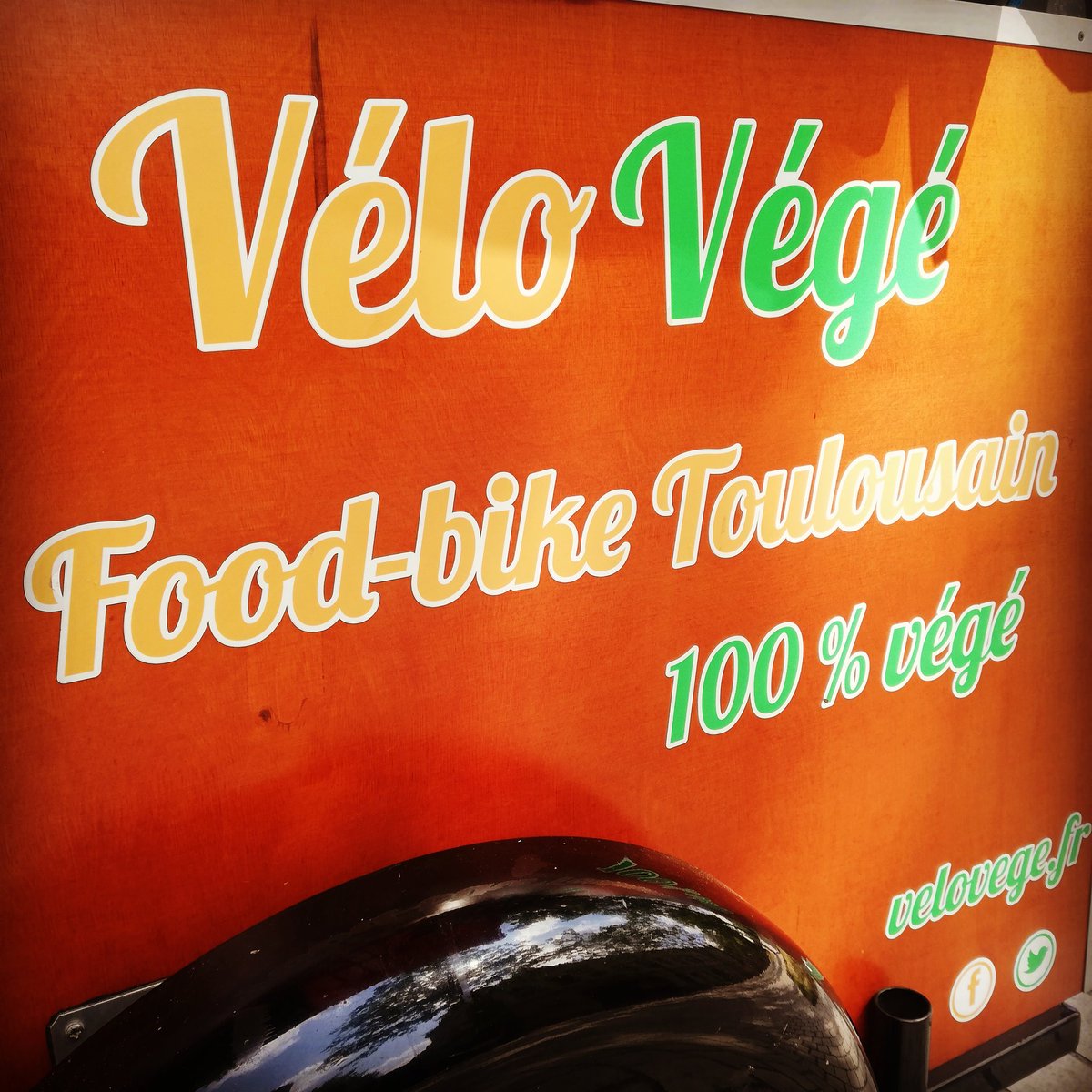 Coucou ! Cette semaine j'ai de belles couleurs sur ma palette pour vos appétits🎨😜🤤. Avec ces températures, un bon hot-dog vegan ça réchauffe les estomacs et les cœurs... À tout'

#vegan #hotdogs #Toulouse #streetfood #jardindesplantes #junkfoodvegan #vegetalien #bio