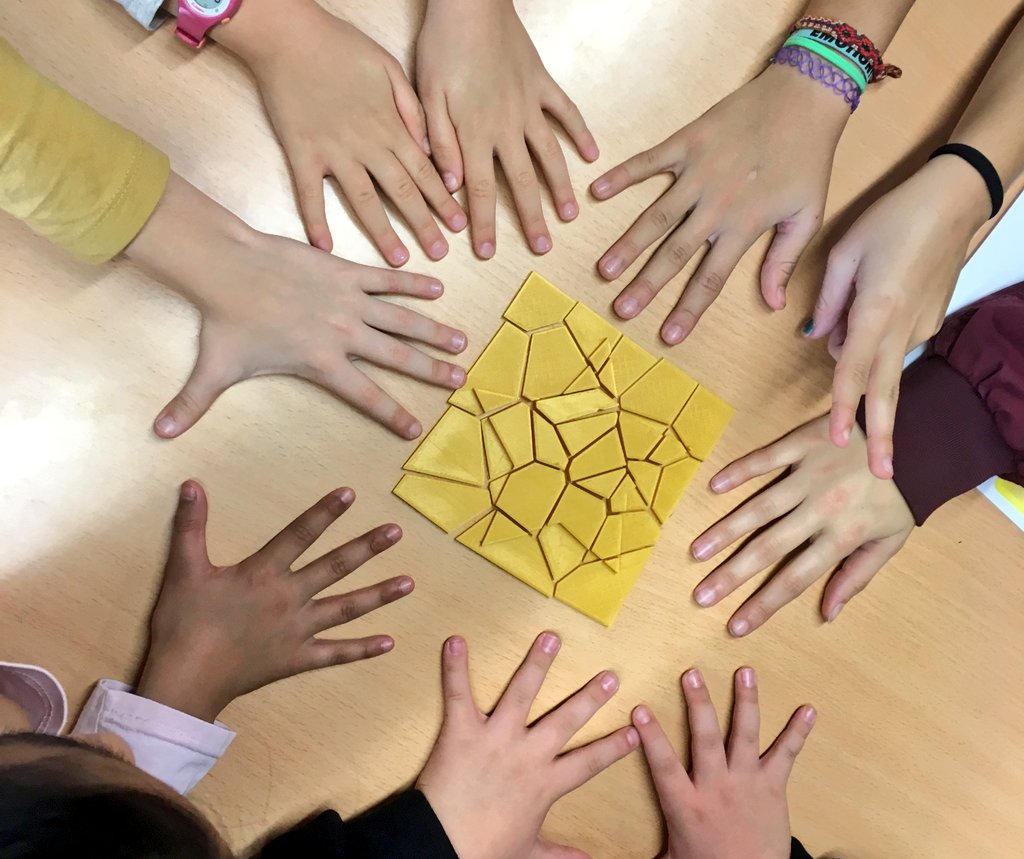 escolaDrassanes's tweet photo. Un grup d' @insmilabcn  visita els infants de 2 #mitjansdrassanes
👐🏾Presenten el seu disseny #3D 
❤Van venir tb en la fase de sensibilització.
🧠Aprenentatge significatiu, contextualitzat, creatiu i connectat.
#desingthinking
#ravalasteam #drassanesteam
#connexionsdrassanes1920 https://t.co/4jm08I28ra