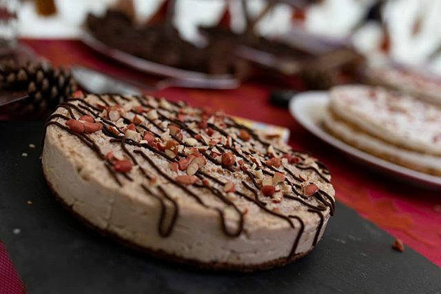wickedwellbeing's tweet photo. Rocked out some old classics for the dessert table at our wedding, including the always popular raw chocolate peanut butter cheesecake 😍🍫🥜🥄📸@johnliot

#vegan #glutenfree #vegancake #glutenfreecake #peanutbutter #peanutbutteraddict #peanutbutteran… https://t.co/8oC04mXMBf https://t.co/O0uyKrRr1x