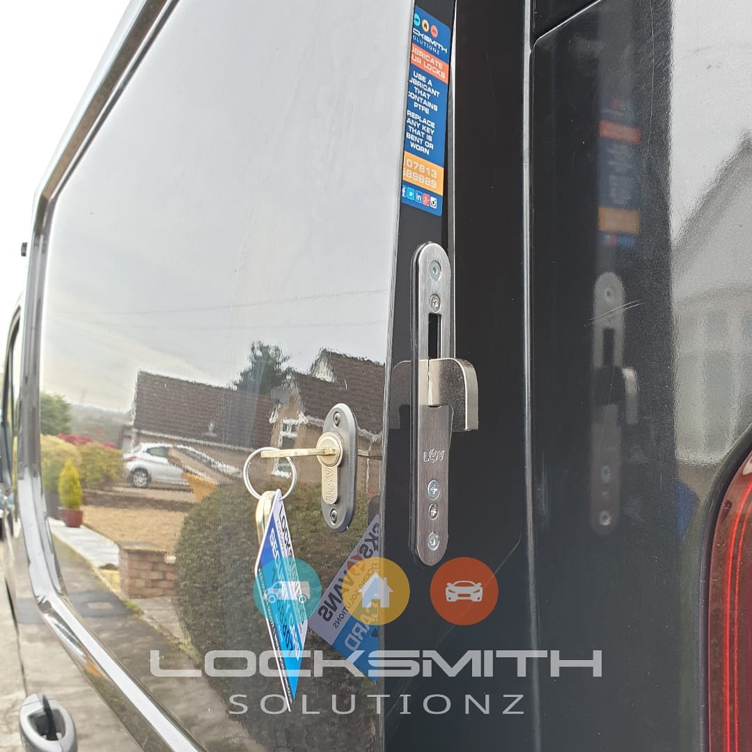 LockSolutionz's tweet image. .
An inside view of the Hooklock... now can you see why they are so widely used by us to combat both Peeling and Spreading attacks? 
.
The hook hooks into the receiving plate and Pillar of the van!
.
#Locks4vans #hooklocks #noentry #nothanks #tooltheft #vantheft #vansecurity