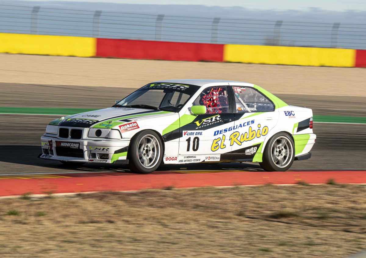 JASInfoService's tweet photo. Medio punto que vale un título. Esta es la diferencia en la categoría Legend de la #CECLY entre Raúl Cerrada (BMW nº 10) y Marc Vilademunt (Honda nº 6). Vilademunt ha ganado la L2 y la Nankang y Cerrada la L3. +info: https://t.co/gQfWvIZNJR (📸: @fotosalcobendas) https://t.co/6qkWniLaXp