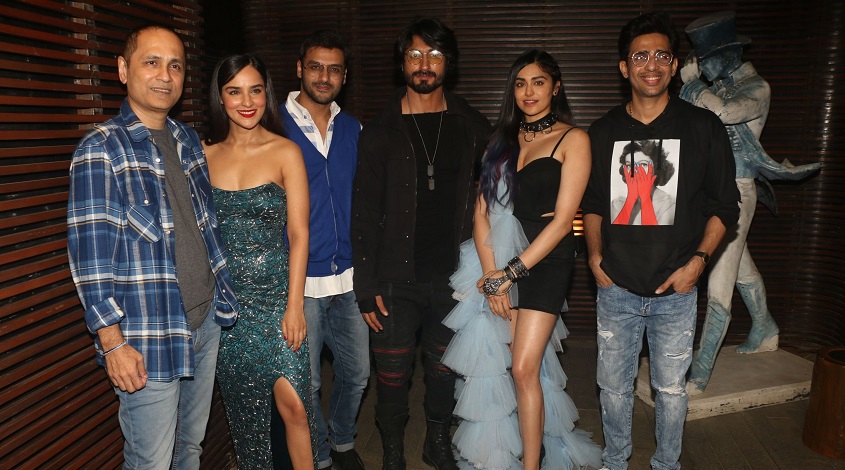 UrbanAsian's tweet image. In Pics: @VidyutJammwal, @adah_sharma, @angira_dhar, @gulshandevaiah, @adidatt, #VipulAmrutlalShah were all smile at the success bash of #Commando3

#VidyutJammwal #AdahSharma #AngiraDhar #VipulAmrutlalShah @RelianceEnt @MPC_UK #SunShinePictures