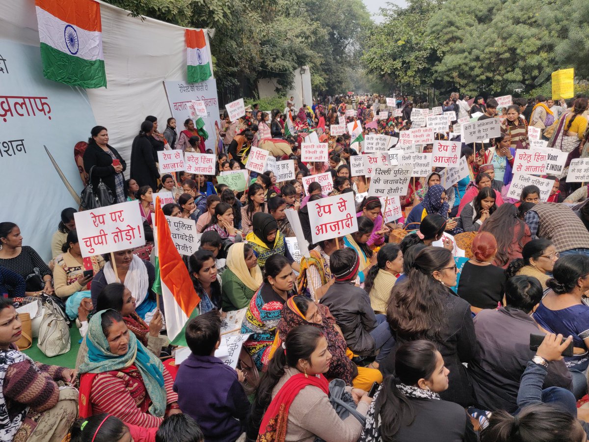 DCWDelhi's tweet photo. अनशन के दूसरे दिन @SwatiJaiHind के समर्थन में उमड़ा भारी जन सैलाब ! दूसरे दिन भी जारी है स्वाति का अनशन। https://t.co/jeVECZ2JSu
