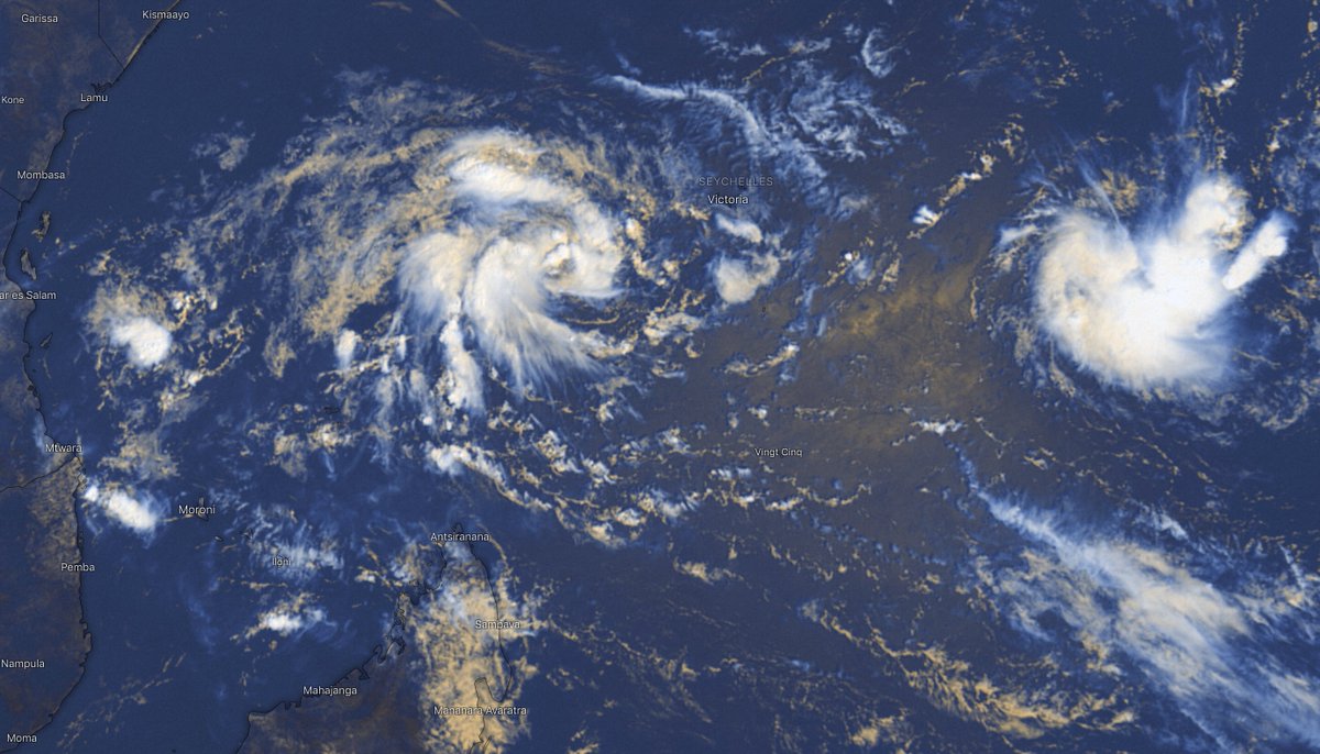 Cycloneoi's tweet photo. Ça prend forme au Nord de #Madagascar alors que le système à l'Est des #Seychelles est déjà au stade de dépression tropicale. https://t.co/pSgei4kBcm