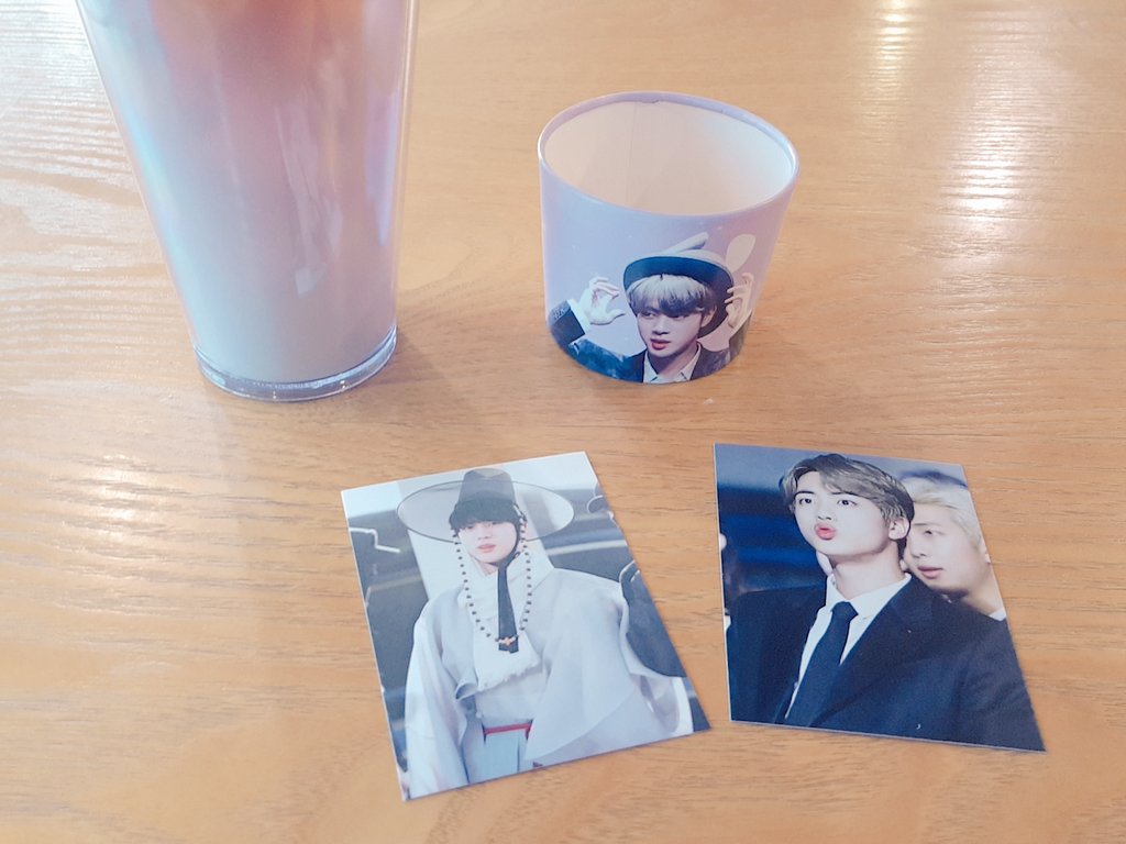 jiniji_12's tweet photo. #김석진_존재가_에피파니_인천
#HappyBirthdayJin 
2층으로 되어 있는 아늑한 카페
집 근처면 자주오고 싶은 곳이네요ㅎ
인천 이벤트 감사합니다🙏 컵홀더 너무 귀여워요 https://t.co/yFZ5boRaaS