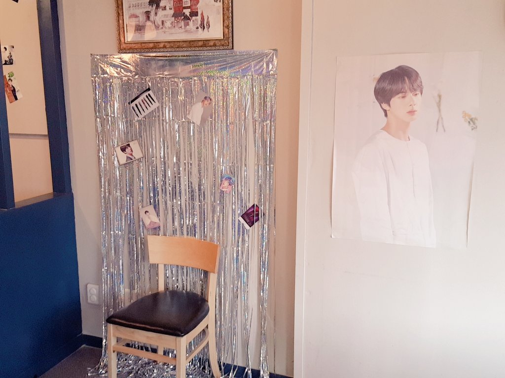 jiniji_12's tweet photo. #김석진_존재가_에피파니_인천
#HappyBirthdayJin 
2층으로 되어 있는 아늑한 카페
집 근처면 자주오고 싶은 곳이네요ㅎ
인천 이벤트 감사합니다🙏 컵홀더 너무 귀여워요 https://t.co/yFZ5boRaaS