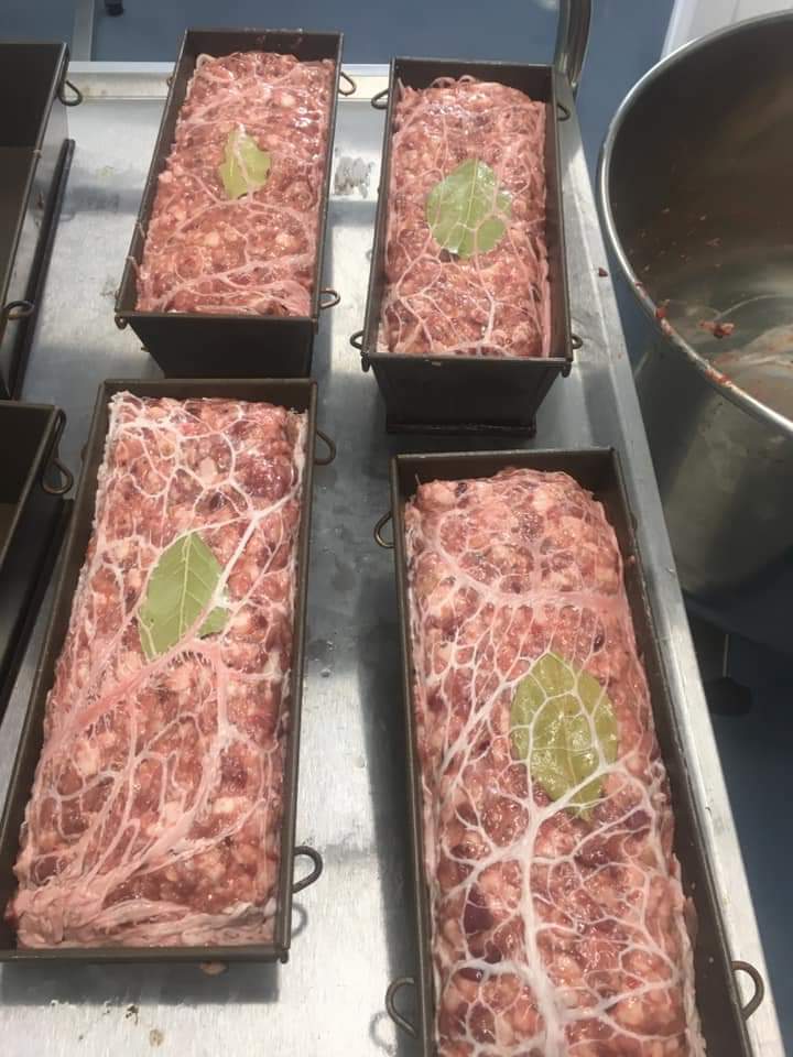 StphAurousseau's tweet photo. #laviedelaferme aujourd'hui pour #LesCochonaillesDeKarine c'est #pâtés &amp; #rillettes
Avec l'arrivée de @Karine_6319 dans le GAEC, on ne vend désormais plus seulement des 🐷&amp; 🐮, mais aussi des #charcuteries, des #rotis &amp; des #grillades🥓
#ceuxquifontlaviande #AgriLoving #Nievre https://t.co/DlmbaPsD52