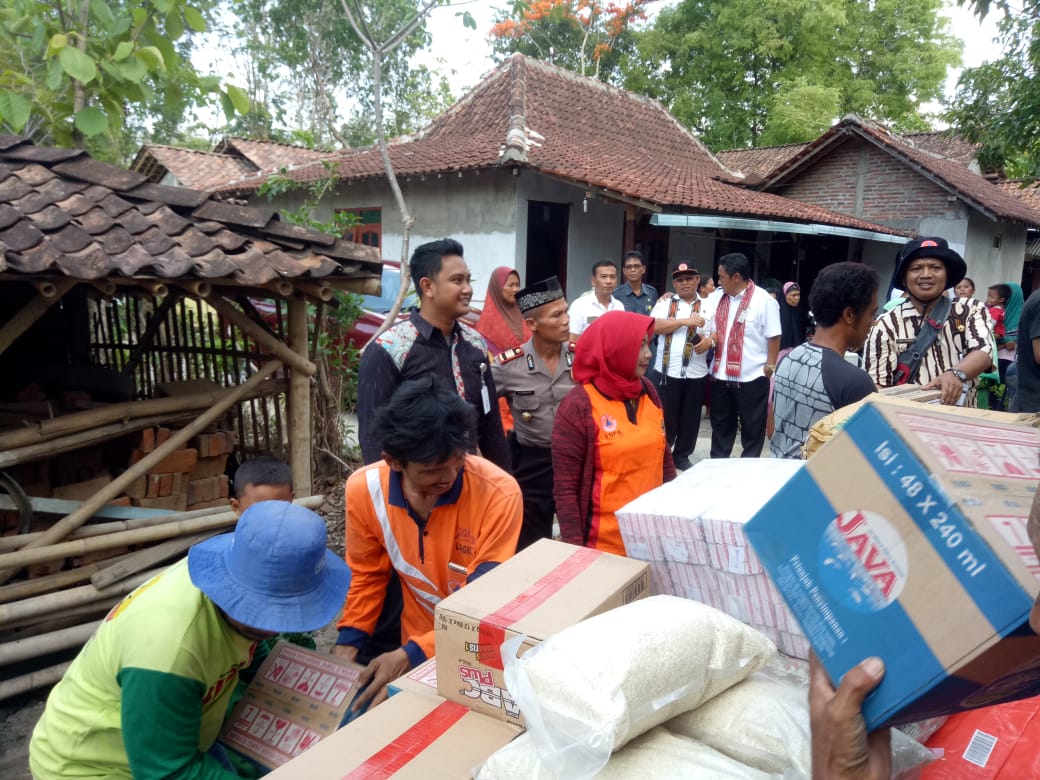 Pulang dari Madiun lngsung ke Karangpakel Bsama2 Ibu Hj Kadarwati &amp; BNPB Jateng serta Muspika Kec.Trucuk memberikan bantuan ke Korban Bencana Angin Puting Beliung Alhamdulillah sebelum kami Dtang,Ibu Bupati bserta Jajaran sudah terlebih dahulu sampai Lokasi jg mmberikan bantuan