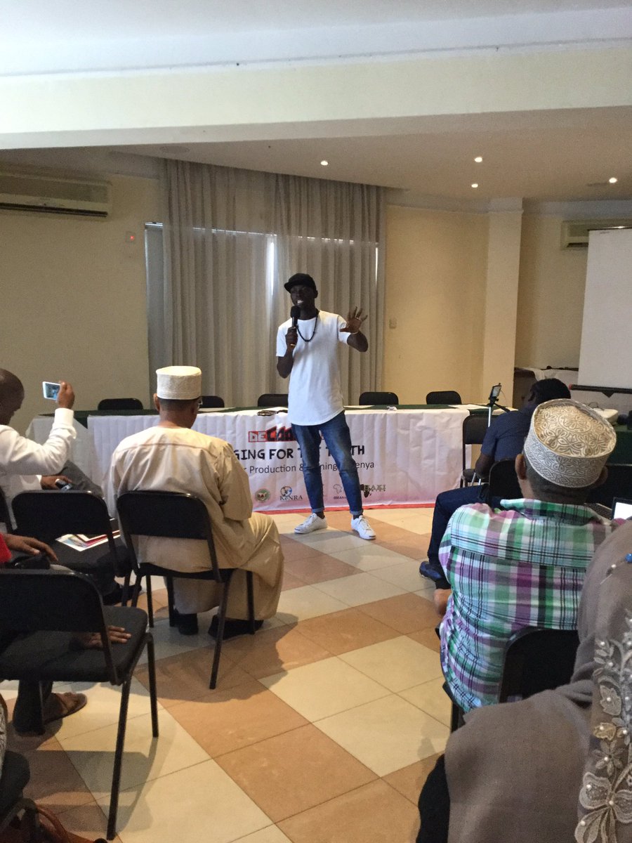 irene_asuwa's tweet photo. @Javan_thepoet performs #CoalSiCool piece that highlights the individual and collective responsibility we have as custodians of nature to close down and say No to any new coal fired projects.
#deCOALonizeMombasa 
@350Africa 
@350_kenya 
@UhaiWetu
@YCeare 
@gp_kenyagroup https://t.co/Tx0n1JjIIK