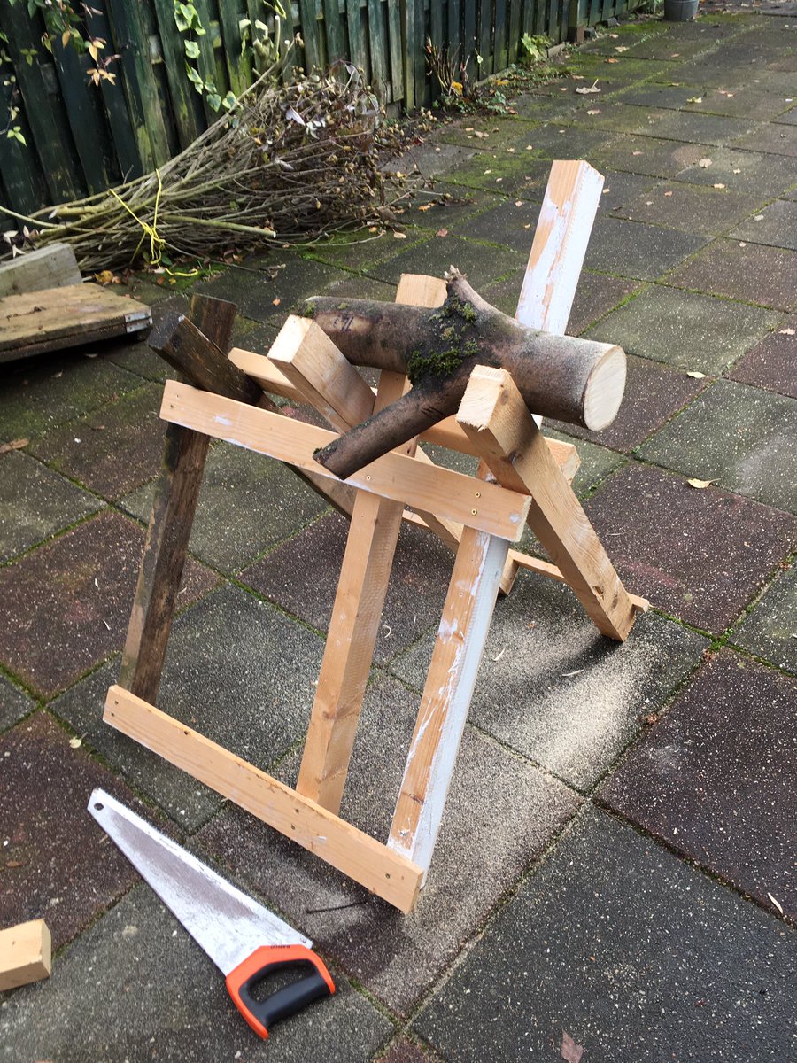 ab_hoogesteger's tweet photo. Als je dan toch gaat zagen, overweeg dan je zaagbok eens te maken van 'afvalhout'. Deze is gemaakt van oud tuinhout, balkjes van de badkamerverbouwing van de buurman en oud raggelhout. #circulair #oudhout https://t.co/jAs5ylBqNI