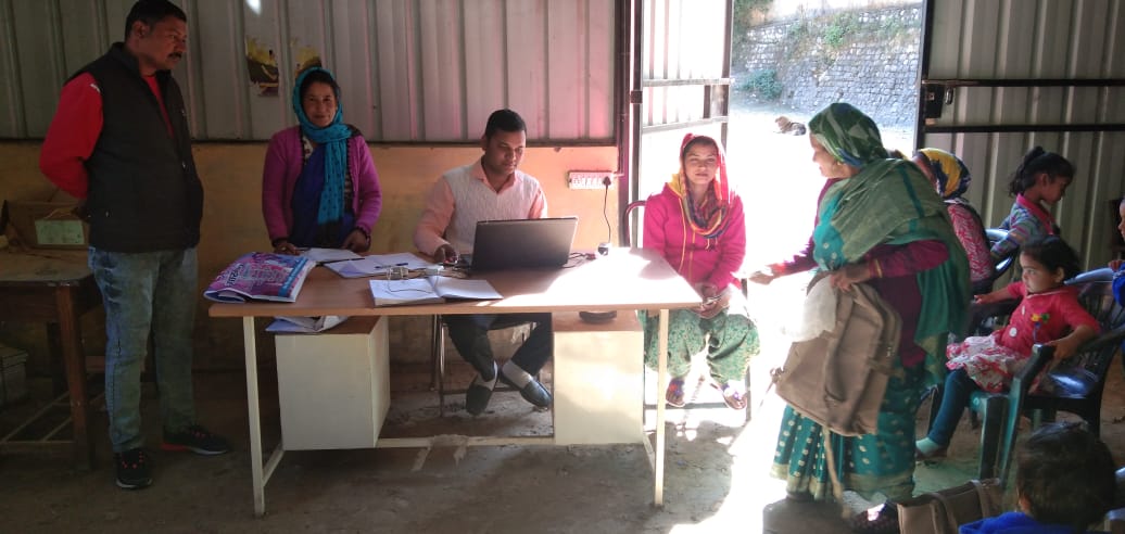 CSCUttarakhand's tweet photo. Ayushman Bharat camp by @CSCegov_ vle Santosh Kothiyal in village #Kewar block #Narayanbagar of district #Chamoli https://t.co/V8jE1aFThJ