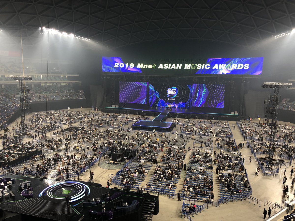 ごめん、5階席正面バカ見えるwwww