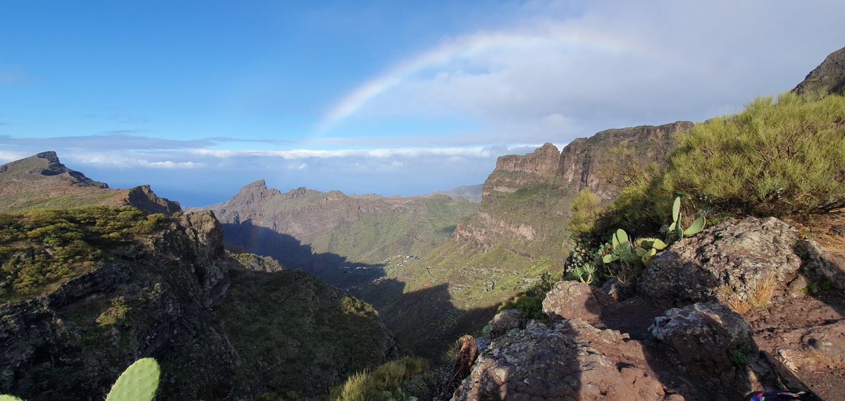 EHU_Geo's tweet photo. The journey continues on the beautiful Island of Tenerife. Today students studied dyke intrusion and measured the expansion caused by the dykes, linking this with huge #landslides which allowed #crystal rich #magma to the surface as #ankaramite. @visit_tenerife @TenerifeInforma https://t.co/dQLX1DBZfQ