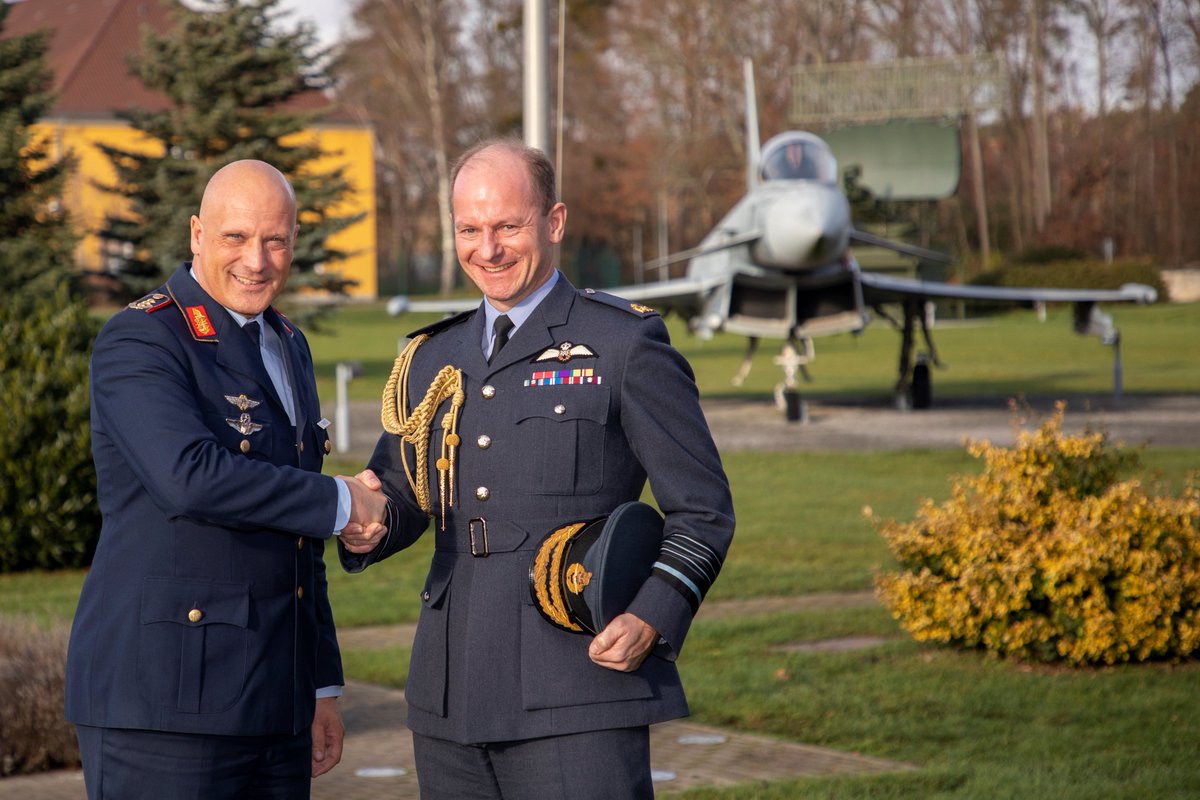 Team_Luftwaffe's tweet photo. Kein BREXIT in der militärischen Zusammenarbeit der Luftstreitkräfte: #Team_Luftwaffe und @RoyalAirForce vereinbaren enge Kooperation. Ziel ist ein echtes „Plug &amp; Fight“ während gemeinsamer Ausbildungen, Übungen und zukünftiger Einsätze. Hier mehr: https://t.co/lY6QD1vx0M https://t.co/lFdGfiU5YS