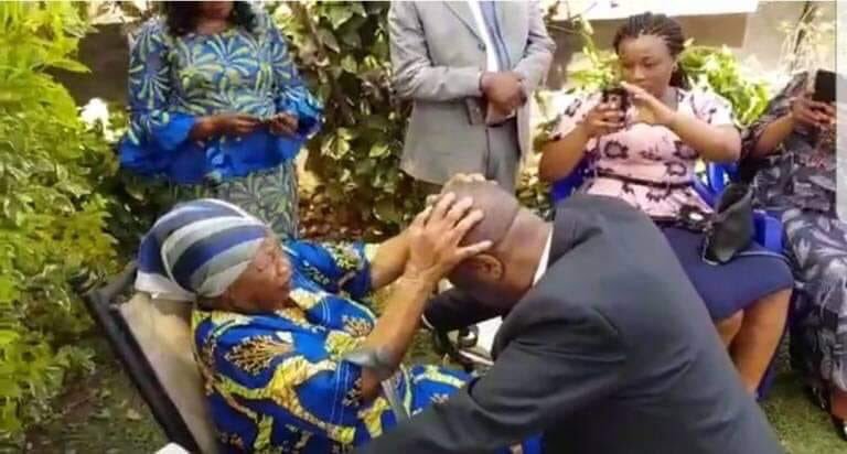 MpoyiC's tweet photo. Mes condoléances à ma Légende de docteur, Mukwege. Merci à maman qui t'avait enfanté. Elle mérite mon plus grand respect https://t.co/gyK6wxLUwO