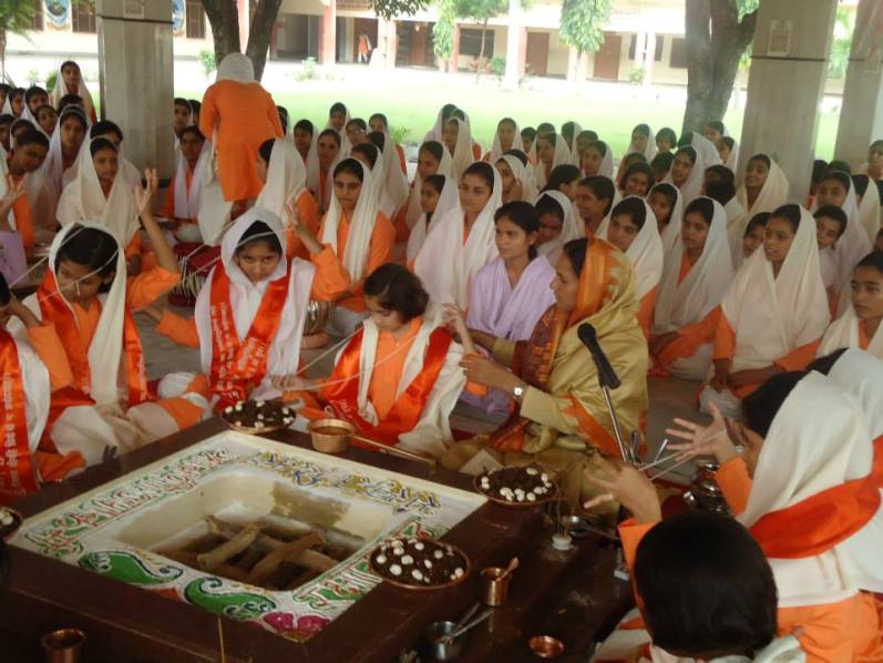 girls were denied the right to wear Yajnopavit in the pauranic period and the tradition still continues. However, Vedic culture provides the right to accept Yajyopavitirrespective of gender because right to pursue knowledge and learning is given both to men and women.7/n