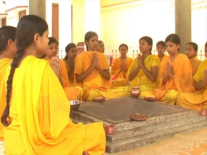 Brahmvaadinees whose ritual of upanayan has been carried out are required to perform Yajna, study the Vedas and those who conduct themselves in charity(bhiksha vritti). While Sadyovadvah women who used to get married early were required to go through Upanayan ceremony before10/n
