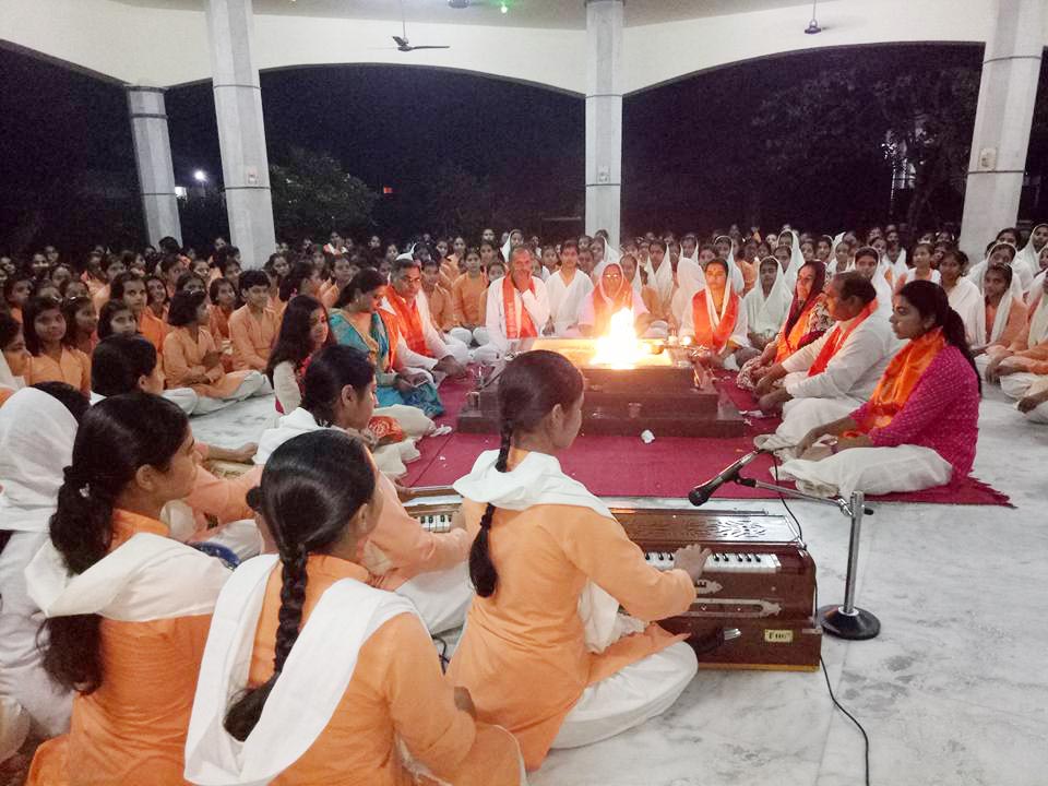 alone is fallacious. It is pertinent to point out here that unmarried female students(brahmacharinies seeking knowledge) who pursued education in the Gurukuls during Vedic times like their male counterparts were compulsorily required to perform Yajna...14/n