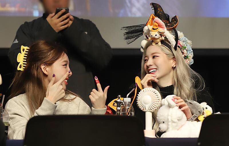 DAYEON!!!! AHHHH LOOK AT OUR BABIES!! LOOK AT AHRI!! My cookie and cream couple 🤍😩🥰