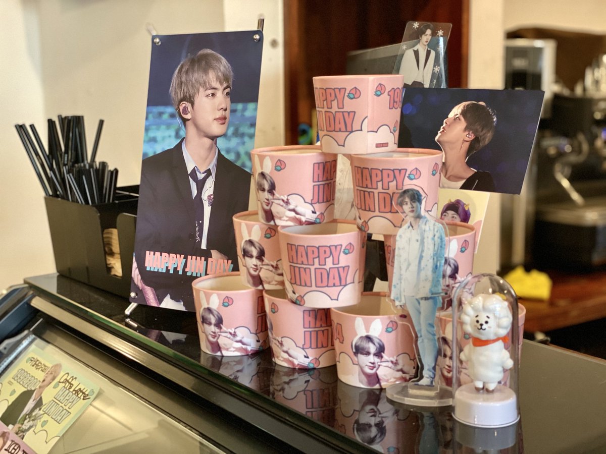kbias_app's tweet photo. #WORLDWIDEHANDSOMEDAY to you 🎵🎵 
#WORLDWIDEHANDSOMEDAY to you 🎵🎵
#HappyJinDay 💜💜 https://t.co/SSpa2QPb7h