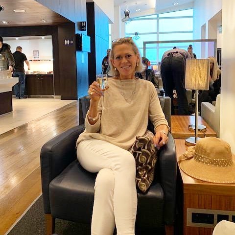 This is how you smile when you’ve got a glowing tan, fresh lashes and a glass of champagne in hand (Even if it is 7am 😉) ready to go! ☀️✈️☀️Book in before your holiday like @julesjaques_1 to look and feel your absolute best. 💕💕
:
#spraytan #londontan… ift.tt/2YgHYgU