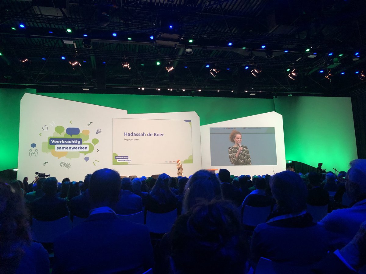 Start congres #veerkrachtigsamenwerken van ⁦⁦<a href="/LOCWaardevolle/">LOC Waardevolle zorg</a>⁩ over nieuwe wet medezeggenschap met meer bevoegdheden, rechten en plichten voor #clientenraden. Dagvoorzitter ⁦@hadassahdeboer⁩ vraagt eerst applaus voor alle inzet van raden, terecht!