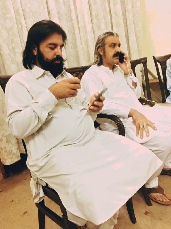 BilalktkJUI's tweet photo. آج ایک ساتھی نے میرا پرانا تصویر شیئر کرکے مجھے مزید اللہ کا شکر ادا کرنے کا موقع دیا شکر کرتا ہوں کہ ان لوگوں پر لعنت بیج کر جمیعت کا سپاہی بن گیا ہوں ورنہ آج سکھوں قادنیوں اور ہندوں کے منصوبوں میں میرا بھی حصہ ہوتا الحمداللہ اب میں ختم نبوت اور دین اسلام کا سپاہی ہوں https://t.co/JsTAJnhwT0