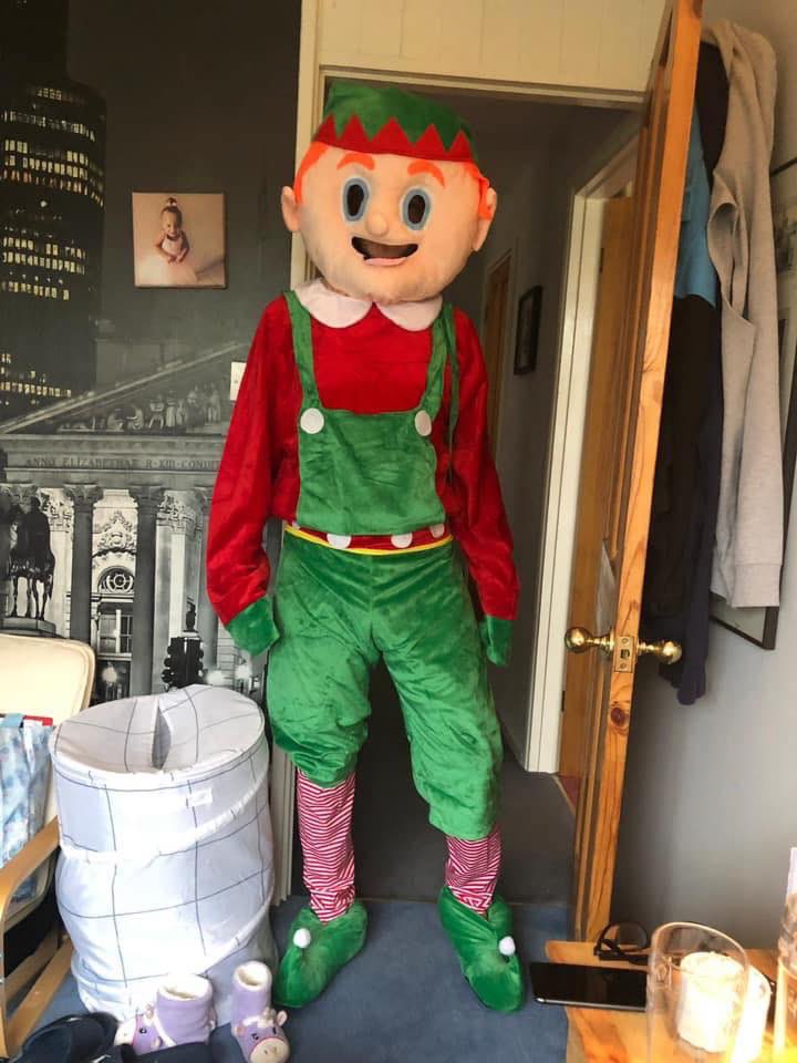 TheParentCarer's tweet photo. The DPD Elf began his deliveries in and around #Billericay #Essex yesterday! Steve is raising money for #TheBedroomBuild!
If you’re local give him a beep and a wave! It’s been brilliant awareness of Fraser’s story in a fun and festive way!🎅🏼
https://t.co/qfdvbBwwQ6 https://t.co/tlAN9nzI3E