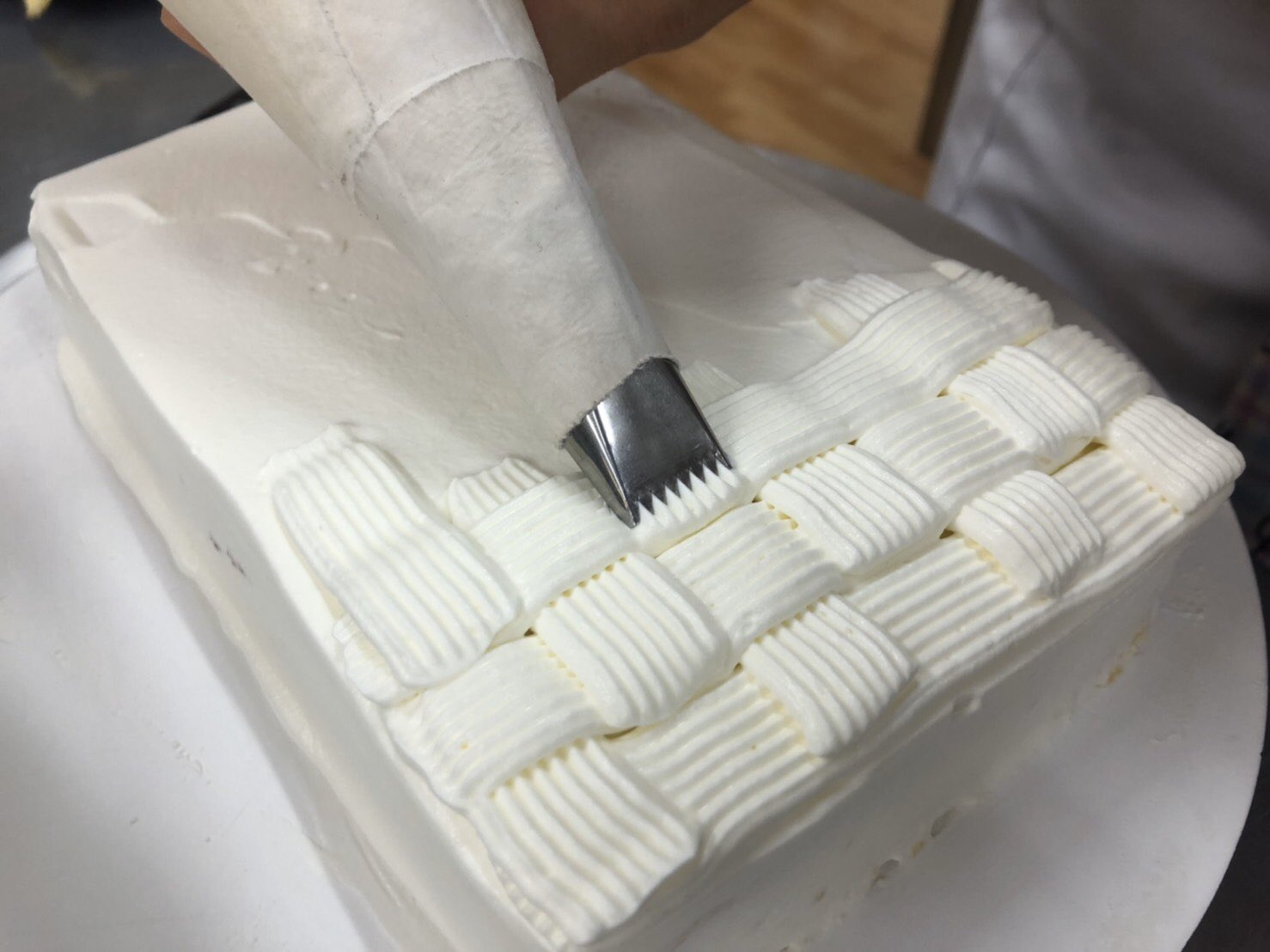 にいがた製菓 調理専門学校えぷろん 製菓科です ナッペの練習で 四角いケーキの デコレーションをしました デザインは それぞれ自由にセンスよく 生クリームは扱いが難しいので 練習練習 えぷろん 製菓 洋菓子 デコレーション 絞り 四角い