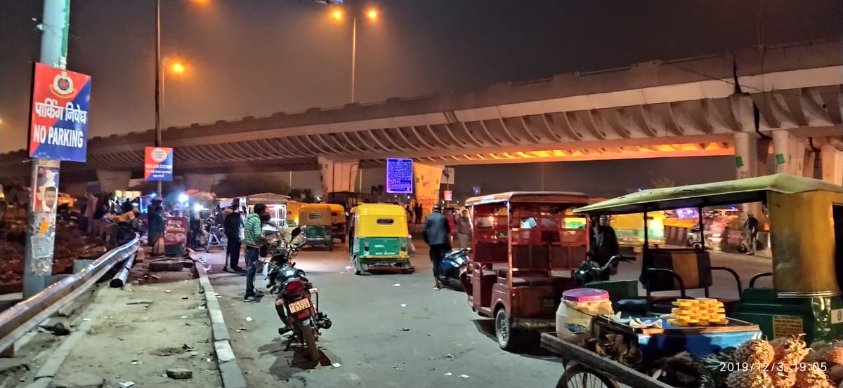 Manijha7867's tweet photo. #EncroacmentWithProtection खाजूरी फ्लाईओवर के नीचे और उसके चारो तरफ अतिक्रमण ही अतिक्रमण है जिसे हटाने में  @DelhiPolice ना काम है @AmitShahOffice @PMOIndia @dtptraffic @CPDelhi @EDMC10946637 @DCPNEastDelhi @SandhyaTimes4u @ManojTiwariMP @ipathak25  @BJP4Delhi https://t.co/LklmL1b0KS