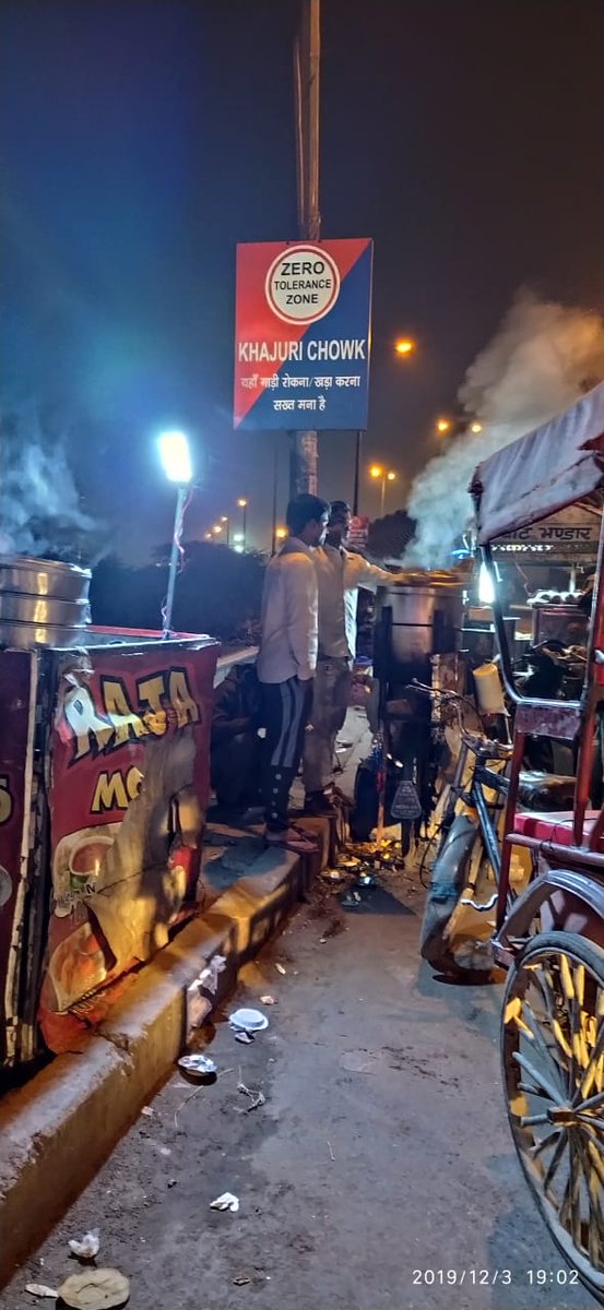 Mani_KNPSS's tweet photo. #EncroacmentWithProtection खाजूरी फ्लाईओवर के नीचे और उसके चारो तरफ अतिक्रमण है जिसके कारण के पैदल चलने वालों को परेशानी होती है।इसमे @DelhiPolice की मिली भगत है @dtptraffic @CPDelhi @EDMC10946637 @DCPNEastDelhi @SandhyaTimes4u @ManojTiwariMP @ipathak25 @ArvindKejriwal @BJP4Delhi https://t.co/a7HrgKTS0h