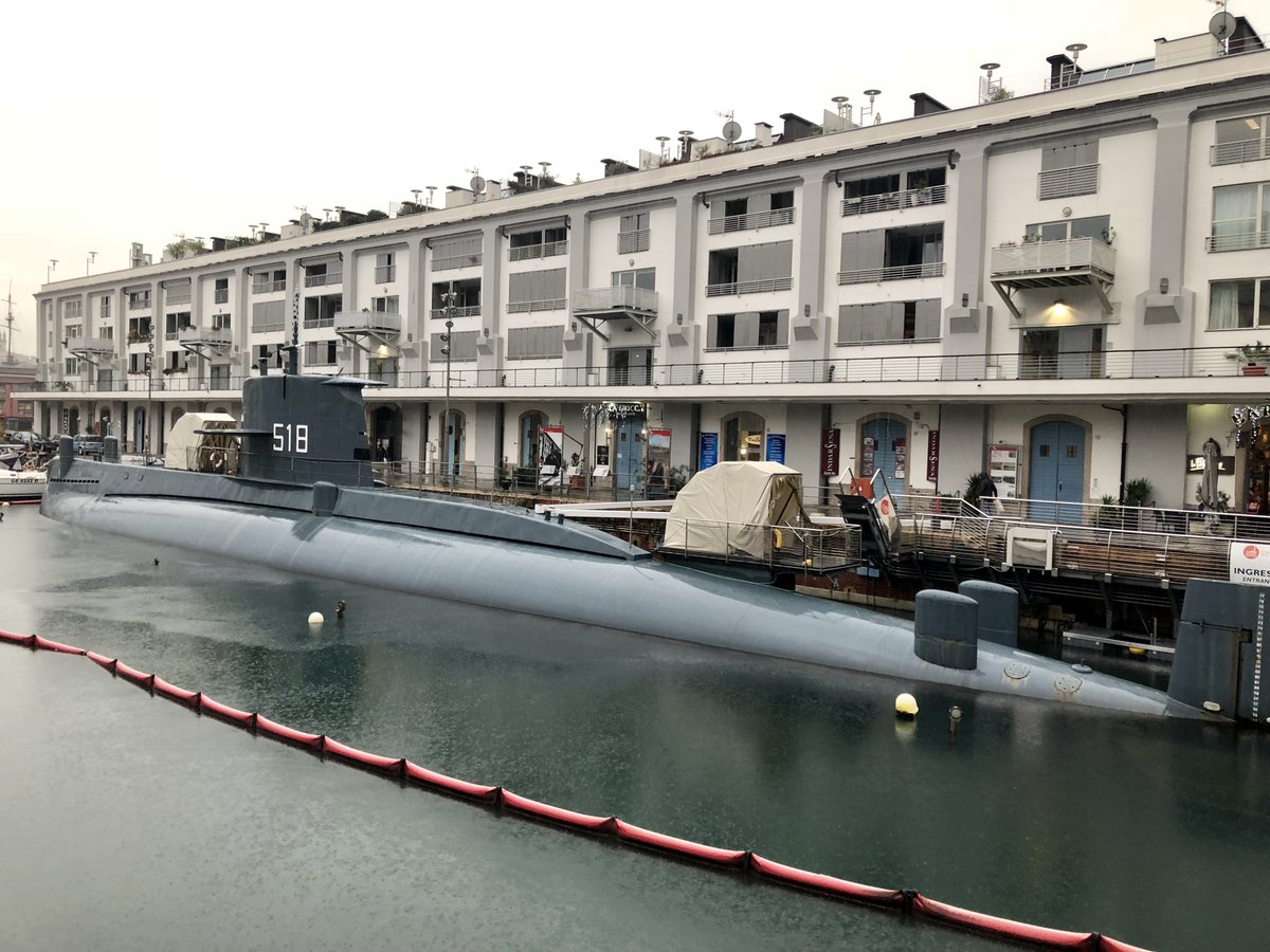 eccolo qui il sommergibile che sbuca dall'acqua "immota e scura", e nell'angolo in fondo a sinistra c'è la sede di <a href="/condiviso_coop/">condiviso</a> dove <a href="/carolafrediani/">Carola Frediani</a> presenterà il suo primo romanzo, Fuori Controllo, venerdì 6 alle 17.30.
Vi aspettiamo! <a href="/Effecinque/">Effecinque</a>