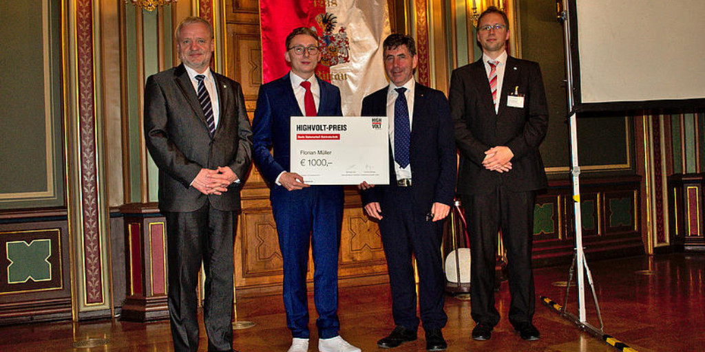 HochschuleZiGr's tweet image. Wir gratulieren unserem #Absolventen Florian Müller für den mit 1.000 Euro dotierten #HIGHVOLT - Preis für die beste #Diplomarbeit im Bereich #Elektrotechnik! #hszg #study4future ow.ly/TeCt50xro19