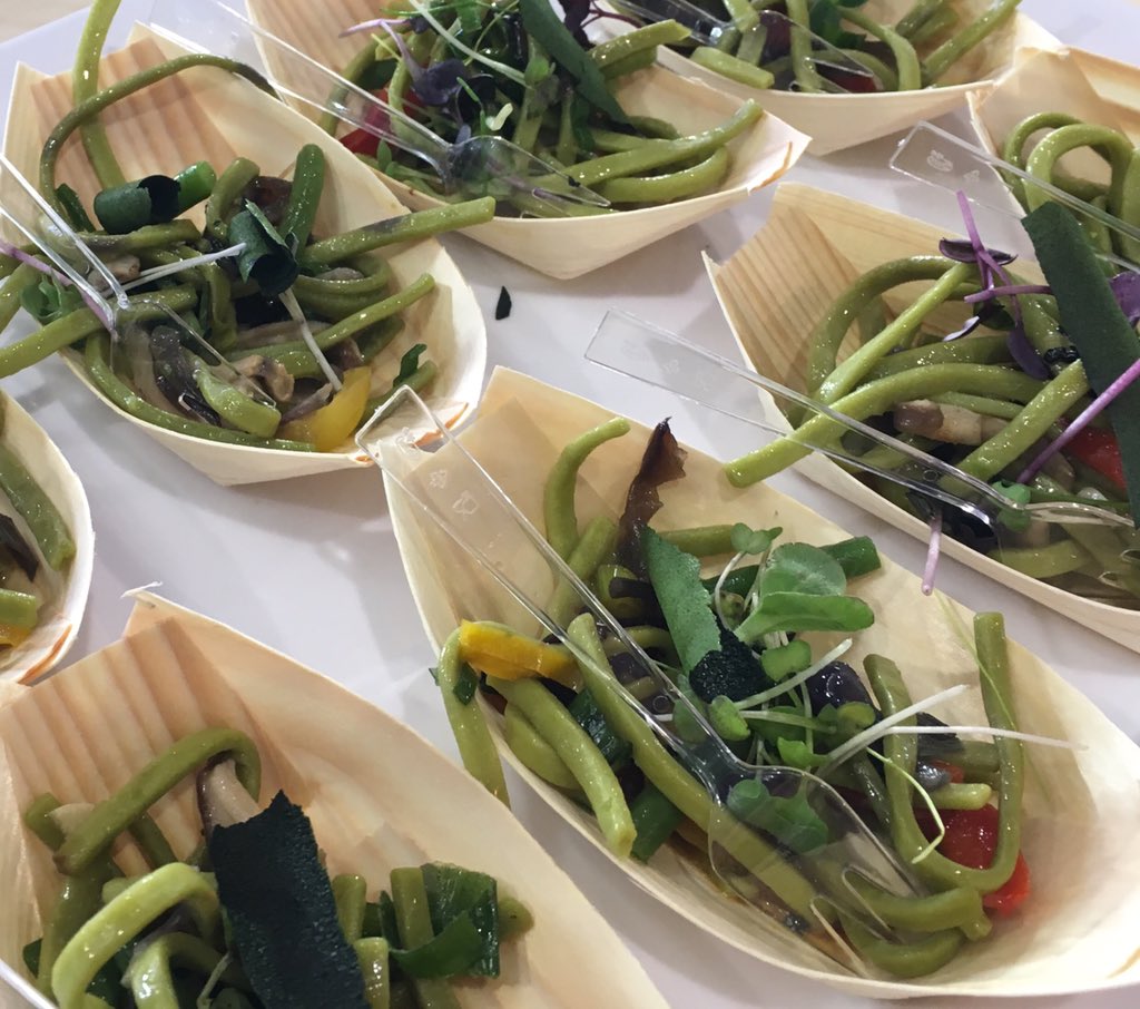 FoodValley_NL's tweet photo. Microalgae in food by #Phycom: Vegan Asian style noodle salad &amp; veggie falafel pita salad &amp; a veggie falafel pita. Taste &amp; try during #FiEurope19, hall 7, booth Foodvalley 7T160 #algae #plantbased @Fi_Global @ingredientsfeed https://t.co/6zO80WXEdP