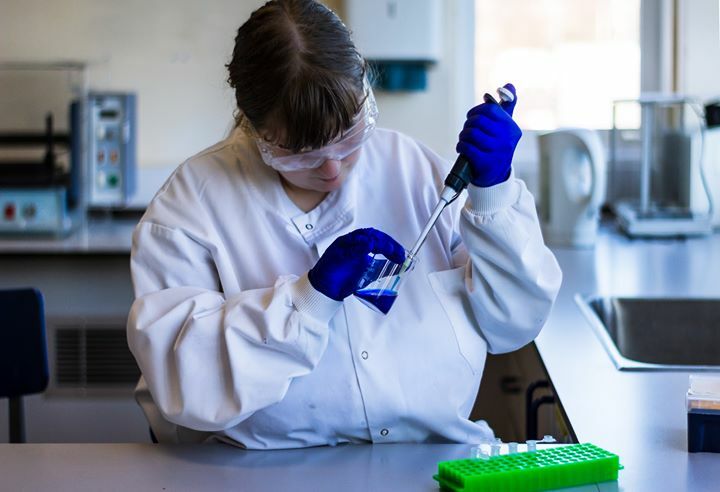 DAStudentAssoc's tweet photo. Inside the classroom!
Our college is full of hard working and dedicated students so we are going to show them off!
Here is Kayleigh from the SWAP Life Sciences class practising her pipetting skills.
#moresuccessfulstudents
#DAequallyskilled https://t.co/OcADwPrXup https://t.co/JLPvYLYWOR
