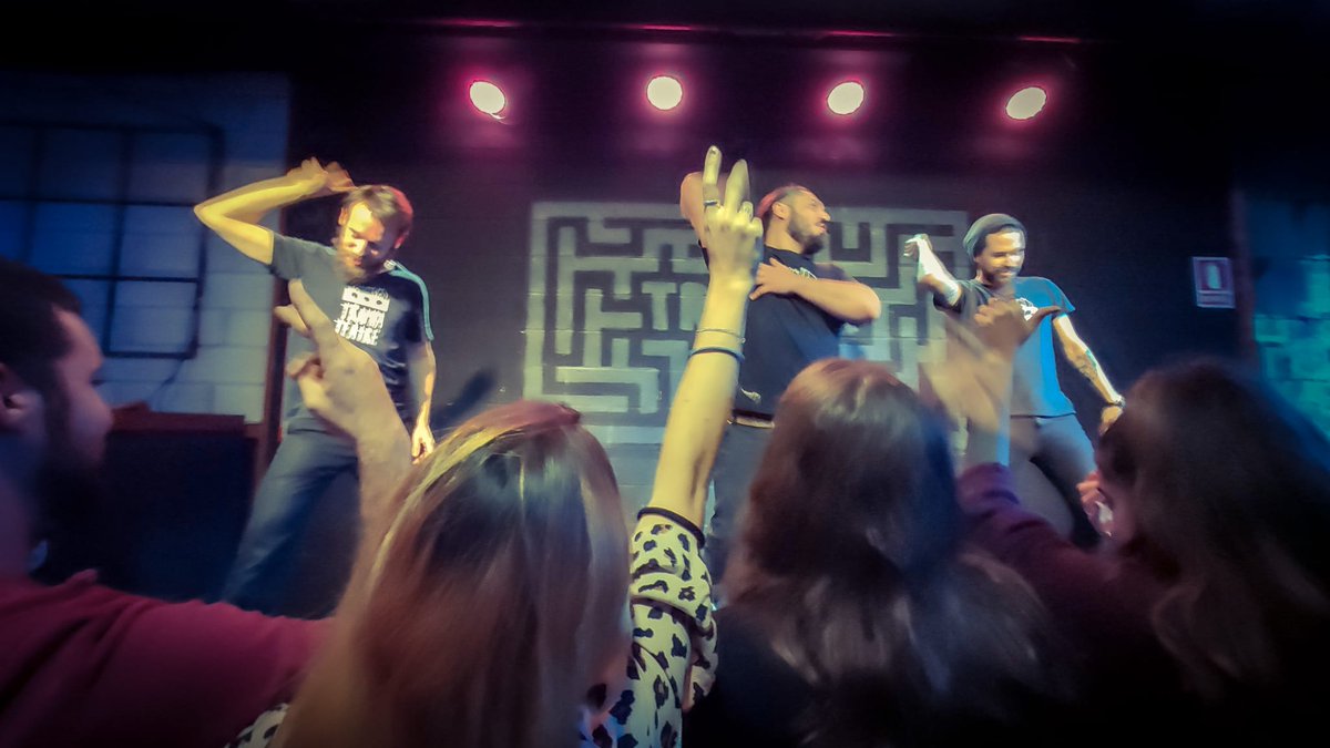 "Y haciendo palmas y arriba y arriba
Es el coro que arranca que dice que dice
Bate que bate eeee el chocolate eeee"